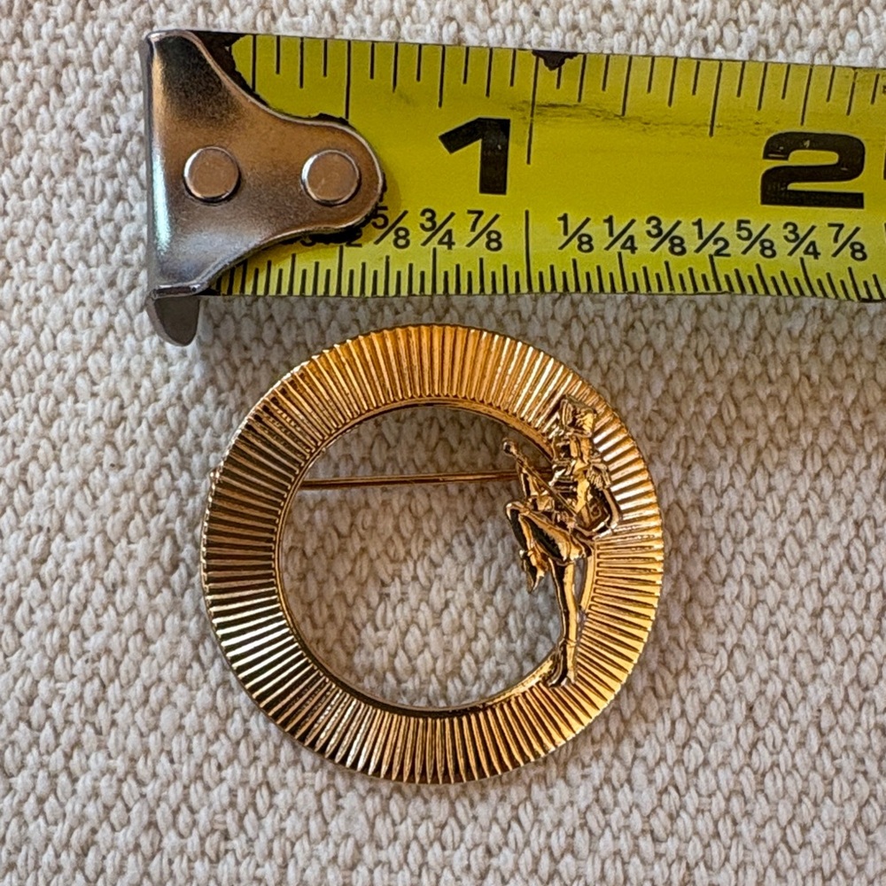 Vintage Band Majorette Lapel or Scarf Pin Textured Round Gold Medallion Brooch - Picture 11 of 11
